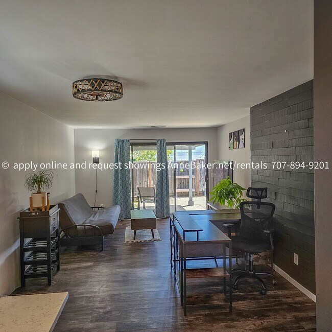 Building Photo - Exquisitely Updated Condo - Must See