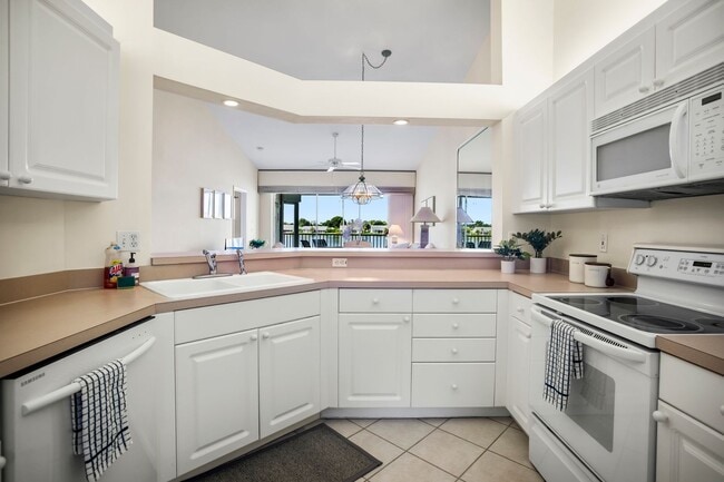 Building Photo - ** CROWN POINTE SHORES ** 2 BED + DEN / 2 BATH - GARAGE - TURNKEY FURNISHED - ANNUAL RENTAL