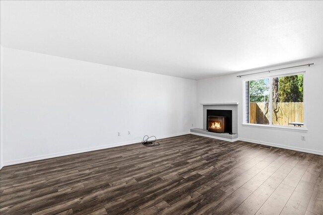 Building Photo - 3 Bedroom 2.5 Bathroom Townhouse in Southeast Boise