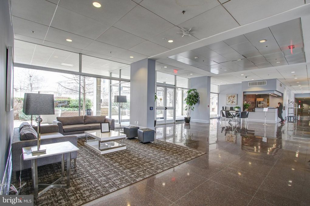 4th St Lobby - 350 G St SW