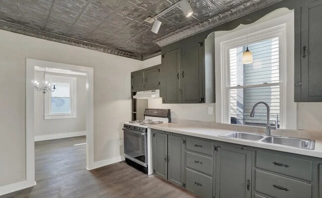 Building Photo - House For Rent