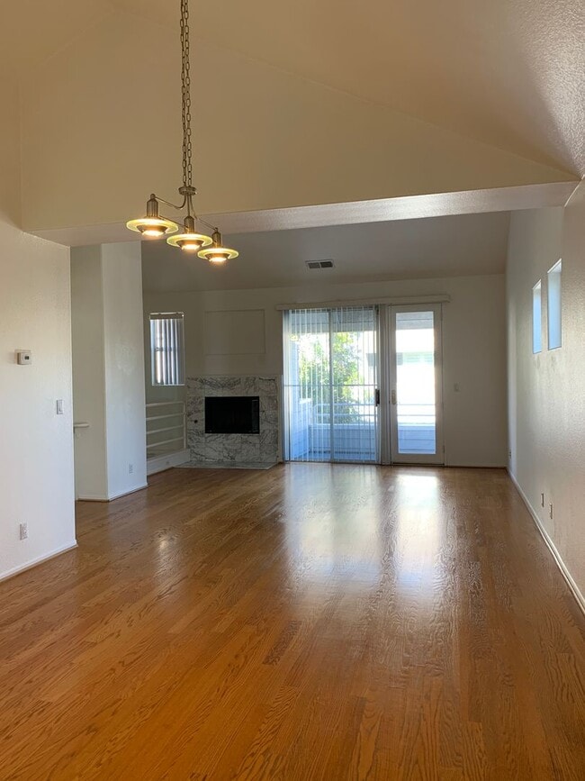 Building Photo - Fabulous in Coronado!