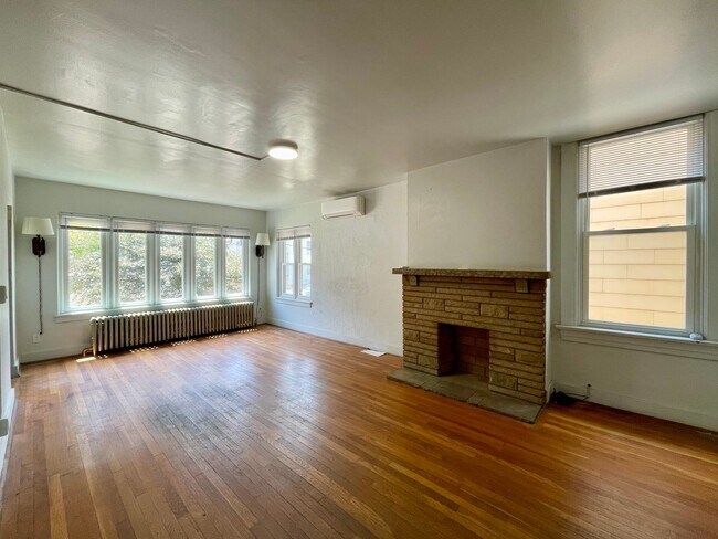 Building Photo - 1st Fl 2 Bed/1 Bath Wilkinsburg Unit