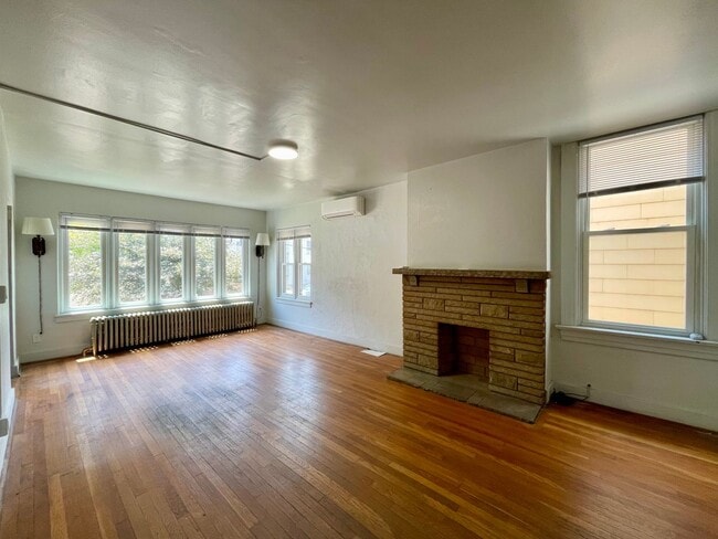 Building Photo - 1st Fl Large 1 Bed/1 Bath Wilkinsburg Unit