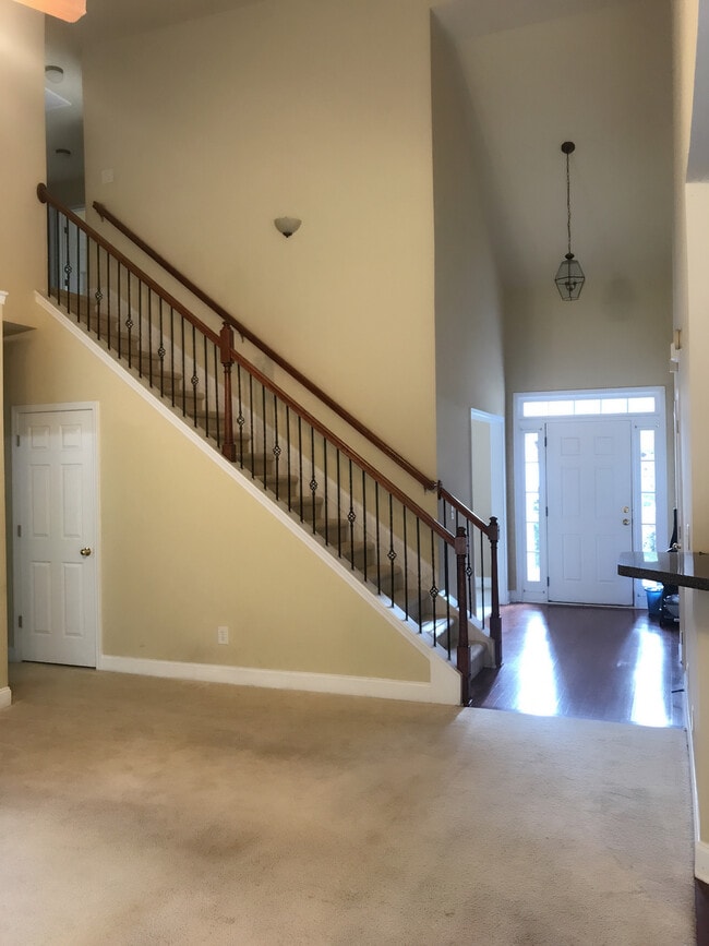 Building Photo - 535 Roland Manor Dr