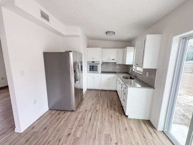 Building Photo - Large fenced yard! Central location!