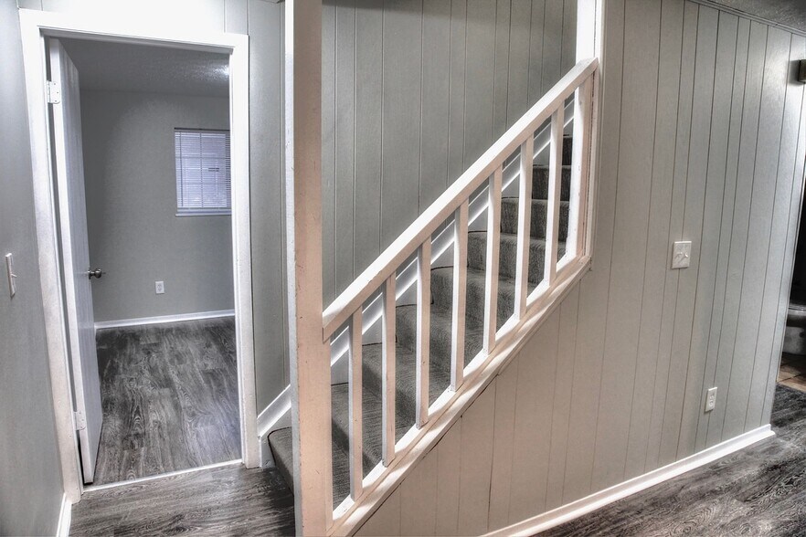 Building Photo - 310 E 17th Ave