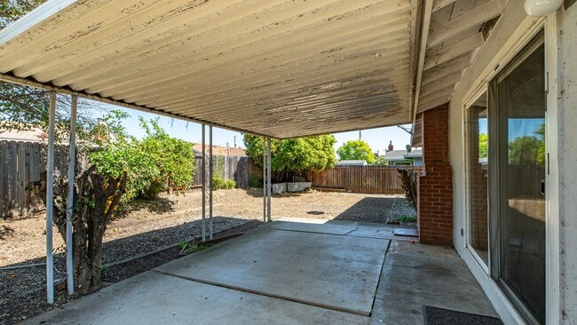 Building Photo - 3bed/2bath home available now!