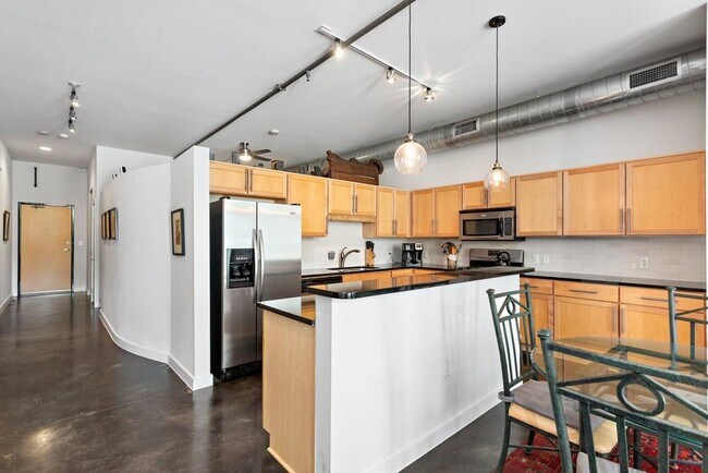 Building Photo - 1601 E Cesar Chavez St