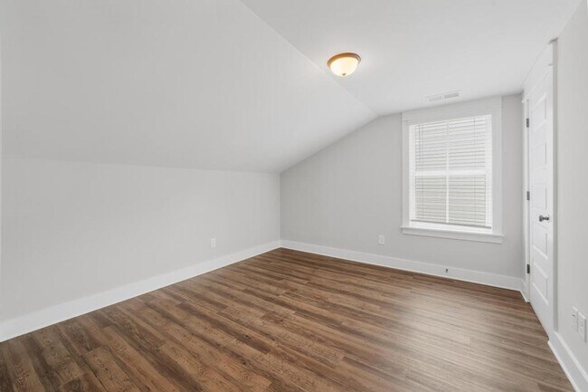 Building Photo - 2 bedroom with bonus space in Cahaba Heights!