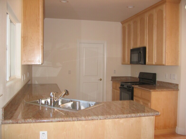 Building Photo - 400 Cypress Ave