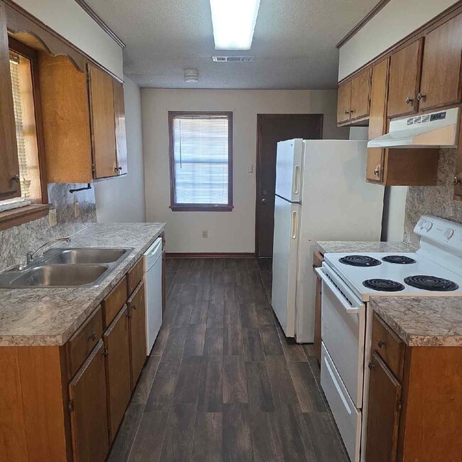 Building Photo - 1002 Sybil Dr