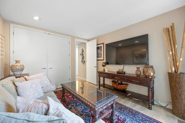 Building Photo - 2552 Hyde St