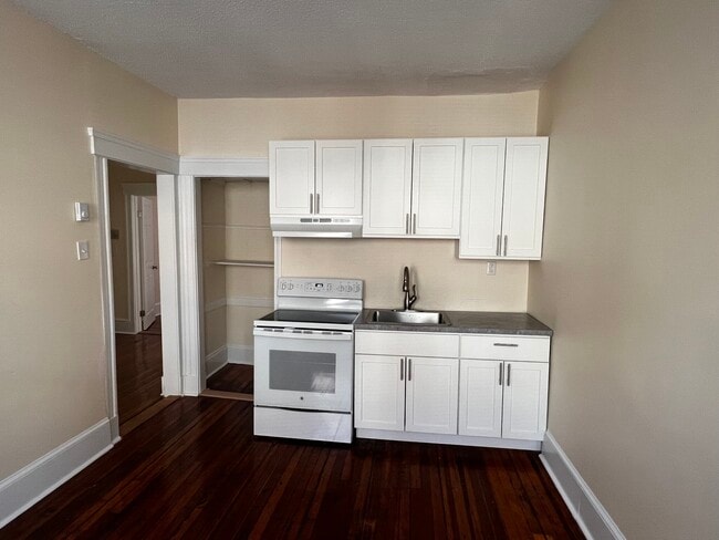 Building Photo - 884 Huntington Ave