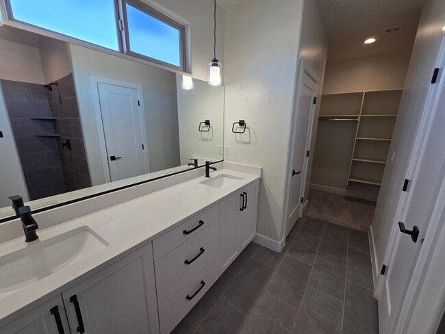 Building Photo - VIEWS from EVERY ROOM!