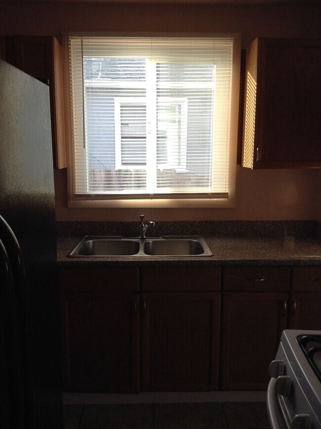 Building Photo - Cute Duplex front unit available
