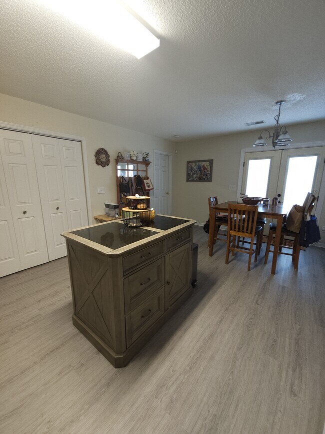 Building Photo - 109 Hardwood Dr