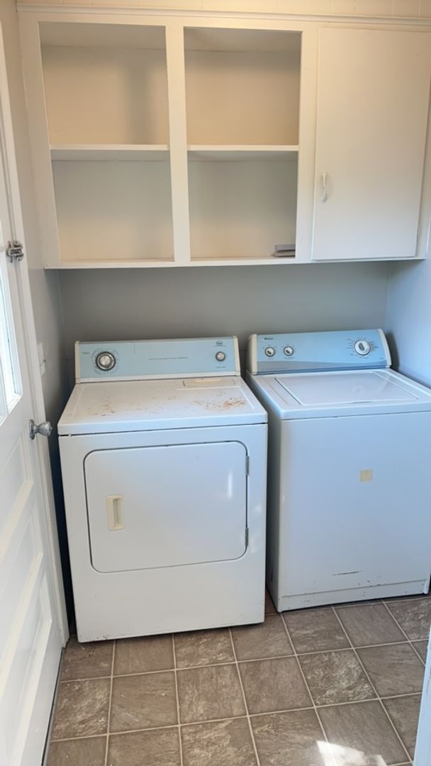 Building Photo - 3 bed 2 bath brick home on corner lot