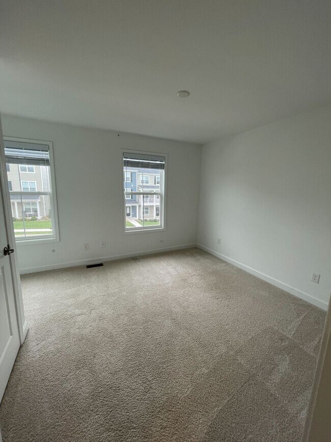 Building Photo - Spacious Home in Westhill Community