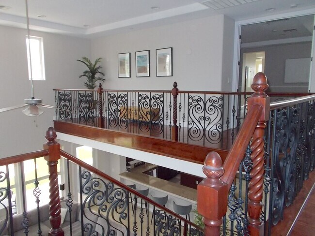 Building Photo - Spacious 4 Bed / 5 Bath Two-Story Home wit...