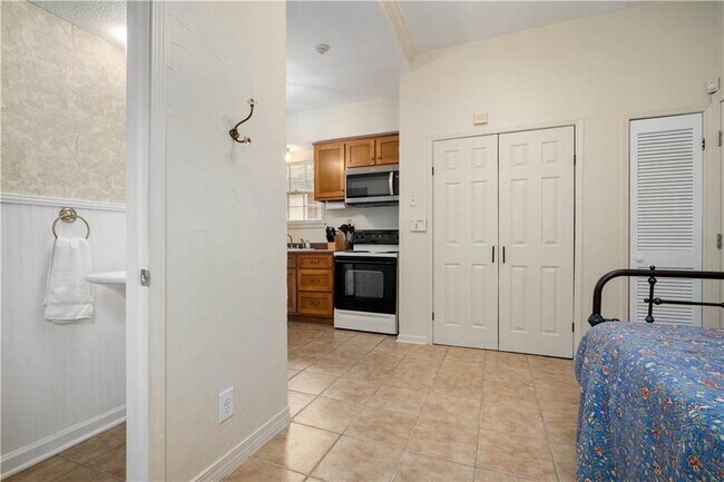 Building Photo - 158 S Cedar St