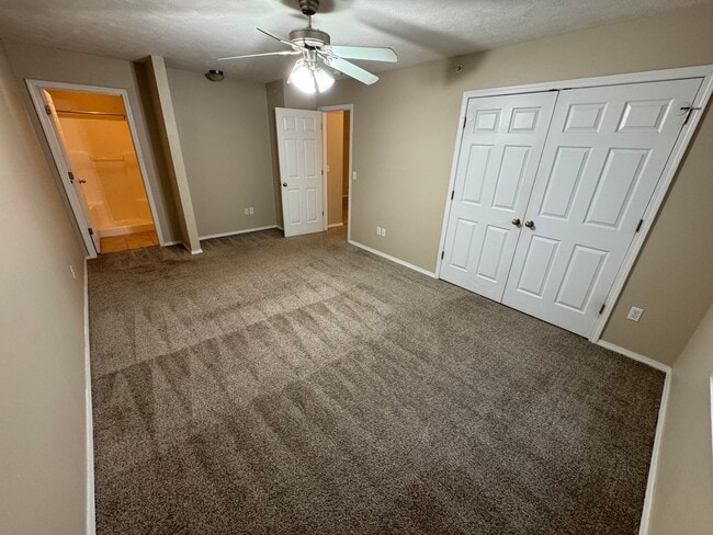 Building Photo - 2 bedroom -2 bathroom top floor apartment