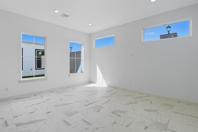Building Photo - 2929 El Fenice Ln