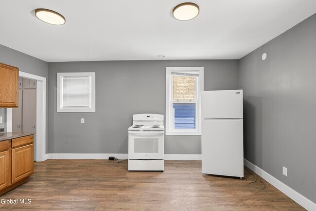 Building Photo - 635 Crane St