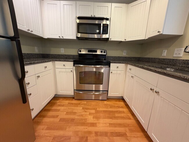 Building Photo - 1615 Elmwood Ct