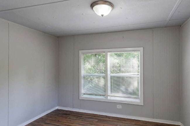 Building Photo - 122 Collins Rd