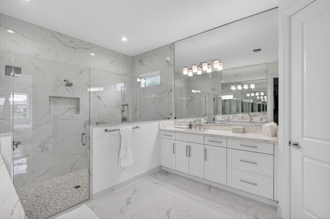 Building Photo - 9249 Crestview Cir