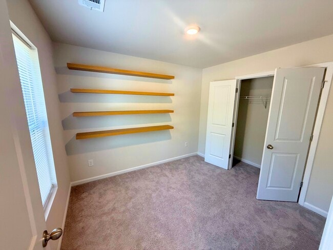 Building Photo - 106 White Rapids Way