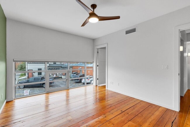 Building Photo - Modern 2 Bed / 2.5 Bath Condo with Office ...