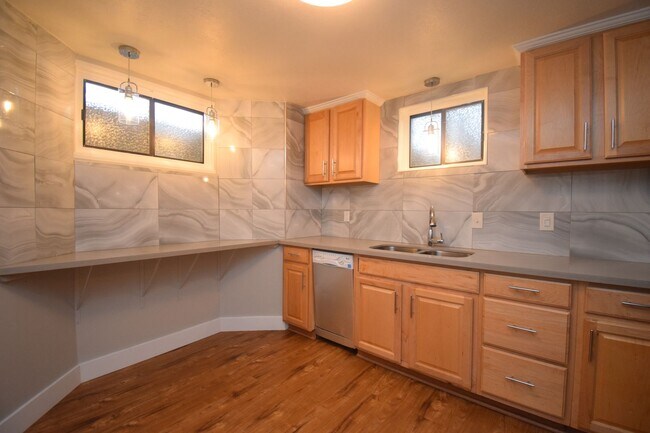 Building Photo - Unique 6 Bedroom Home in Midvale!