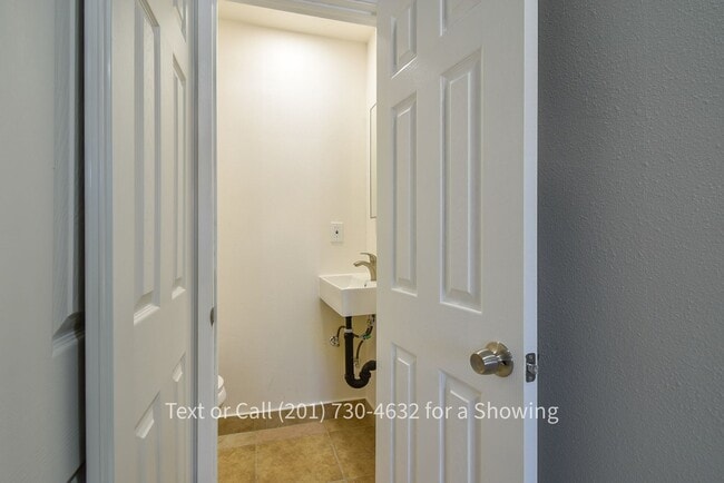 Building Photo - 3 Bedroom, 1.5 Bath Apartment with Garage ...