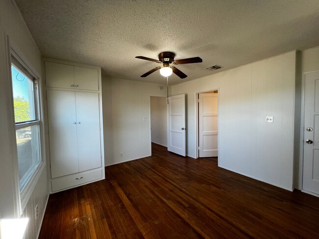 Building Photo - 3 Bed 2 Bath Home For Rent in an Excellent...