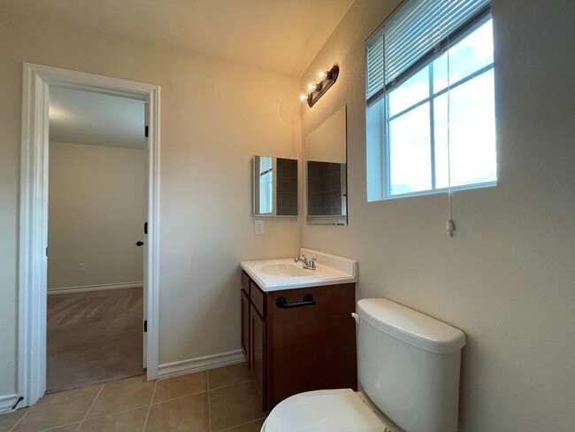 Building Photo - Town home for rent
