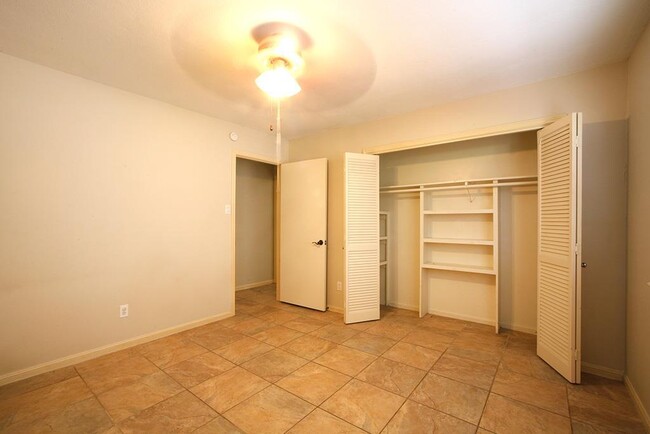 Building Photo - 12029 Acorn Oak St