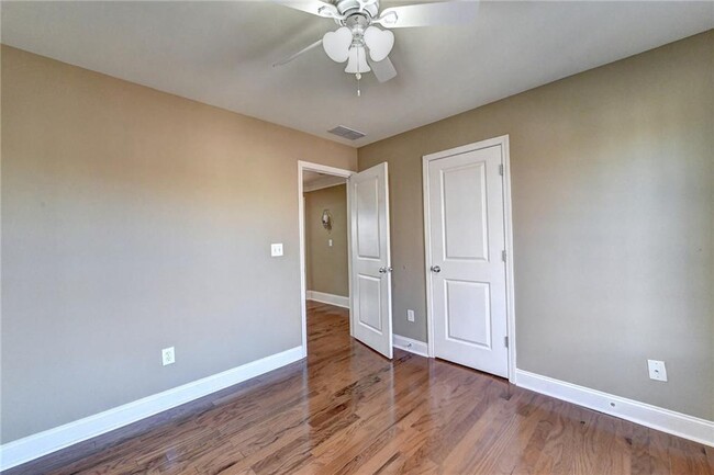 Building Photo - 5570 Viewpoint Ct