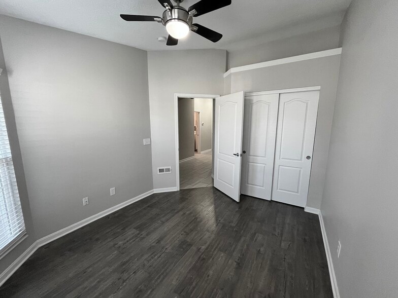 Building Photo - 6571 Pondfield Ln