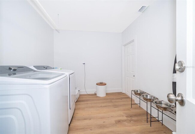 Building Photo - 2426 Whitehall Cir