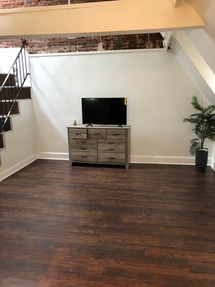 Building Photo - 1127 S 48th St