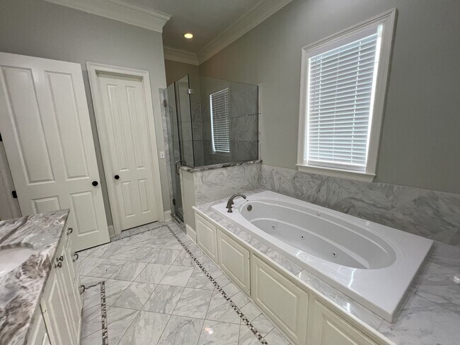 Building Photo - Stunning 4 bedroom, 3 bathroom 2 story hom...