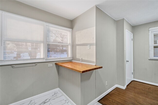 Building Photo - 9725 Medford Dr