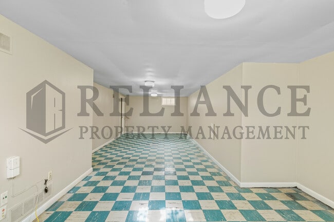 Building Photo - 1701 N Floberta Rd