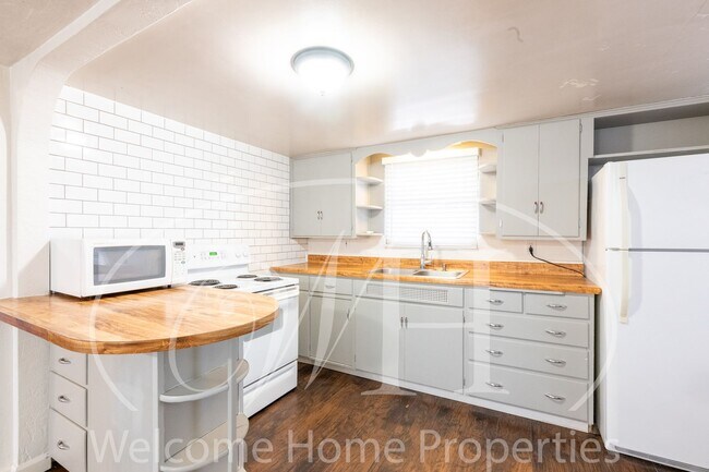 Building Photo - 310 SE 6th St