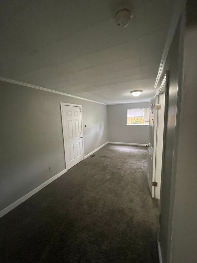 Building Photo - 4 bed 2.5 bathroom house