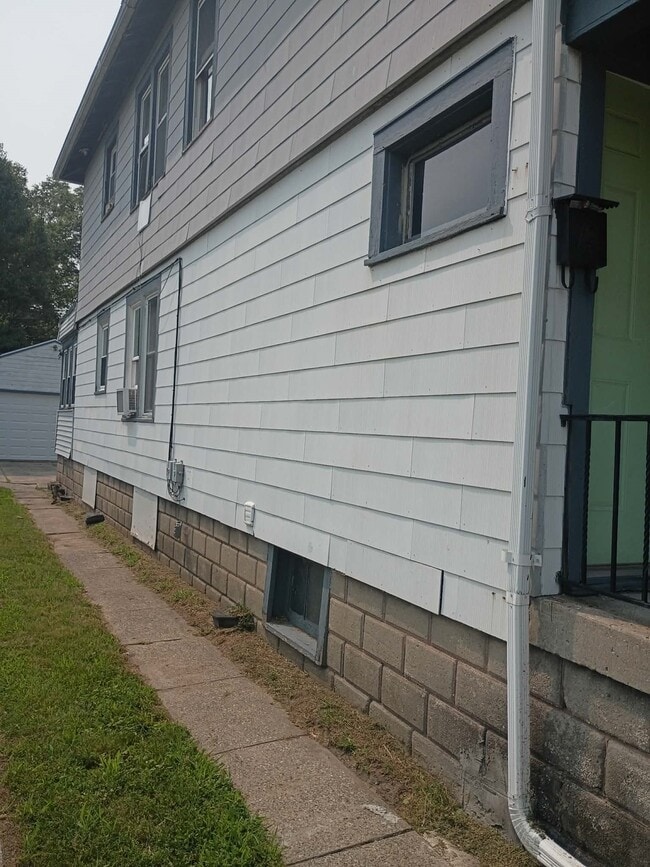 Building Photo - 1534 E Broadway St