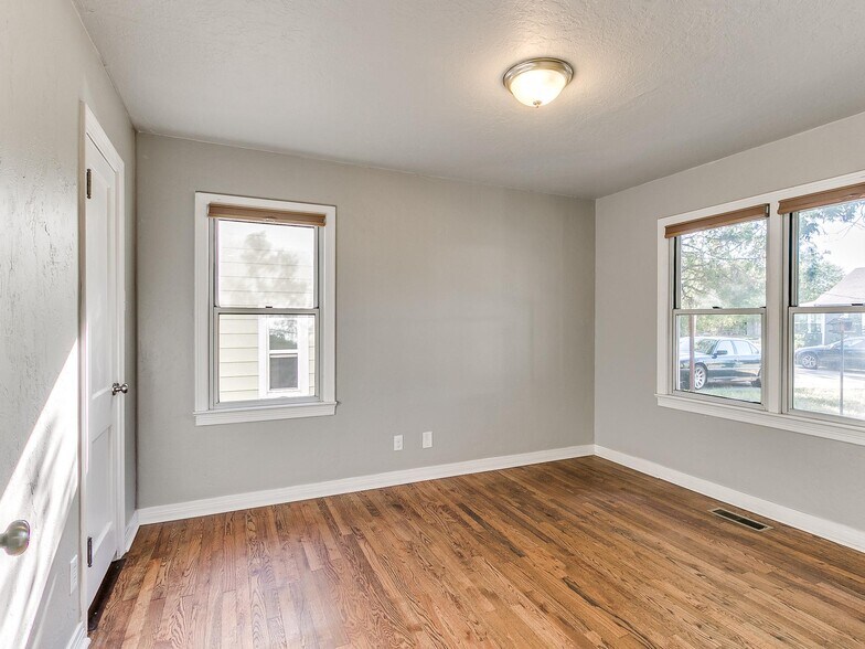 Building Photo - 703 Dakota St