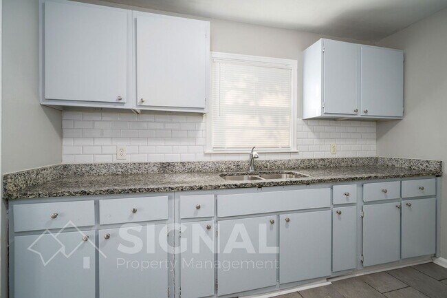 Building Photo - 504 Annie Laura Dr